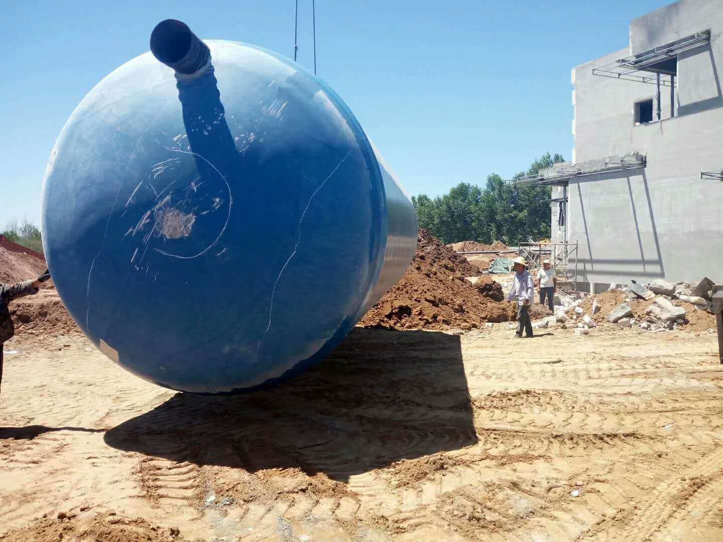 山西化糞池貨到現(xiàn)場，準(zhǔn)備吊裝